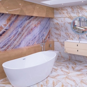 Элегантная ванная с мраморной отделкой